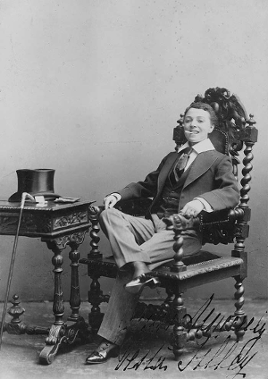 Vesta Tilley, kvinnelig dragartist fra tidlig 1900-tall. Licensed under Public domain via Wikimedia Commons -
