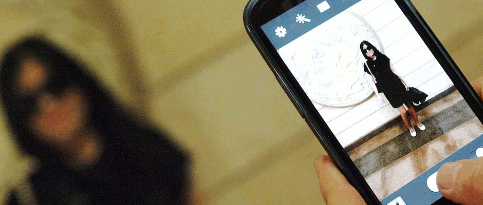 1024px-Phone_photography